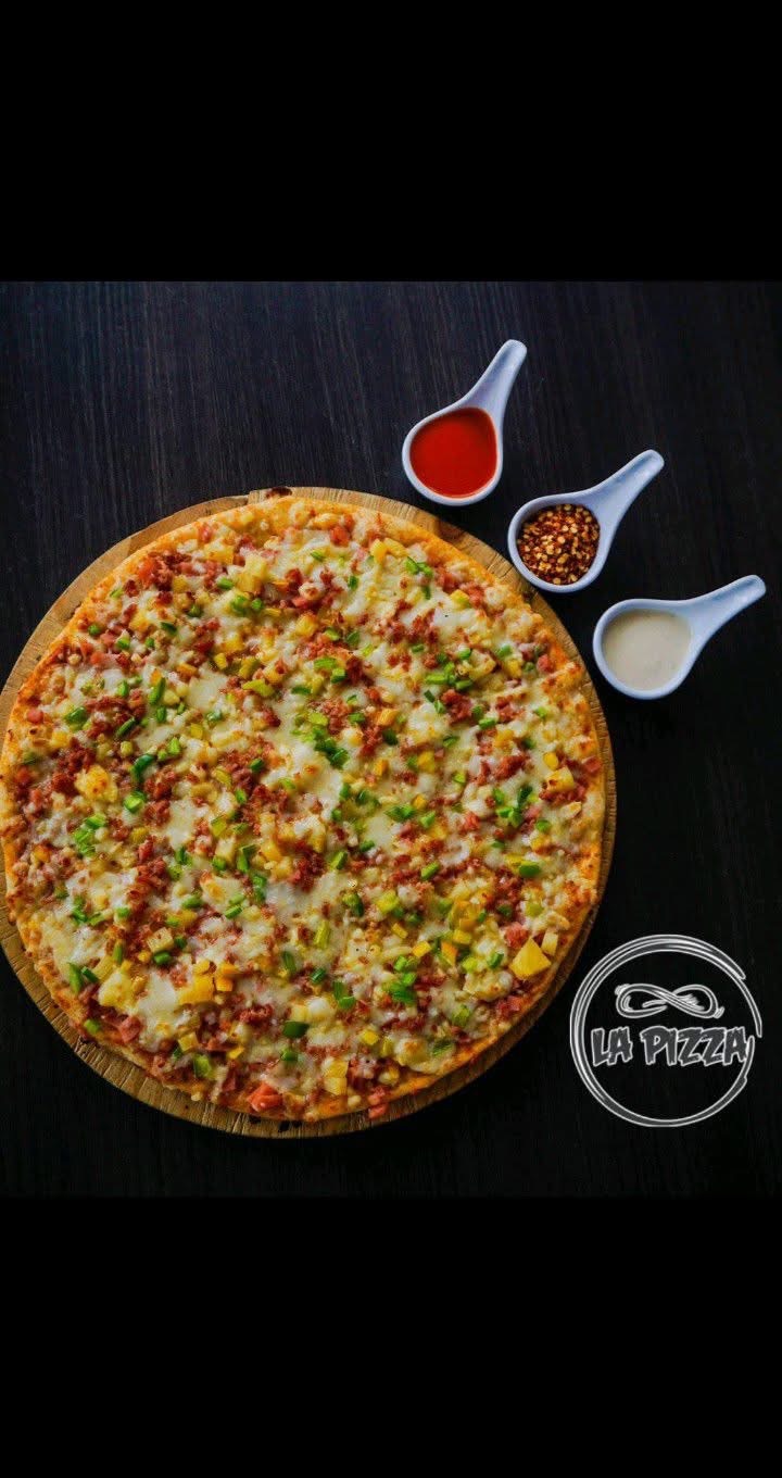 Pizza grande con salsas de La Pizza